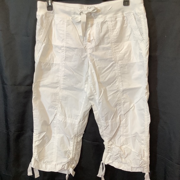 Calvin Klein Pants - EUC Calvin Klein white capri pants size large
